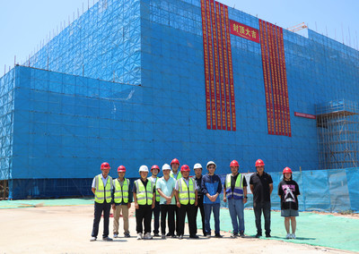 速度!鲨湾科技青岛超级工厂建设项目(一期)2#通用厂房提前封顶